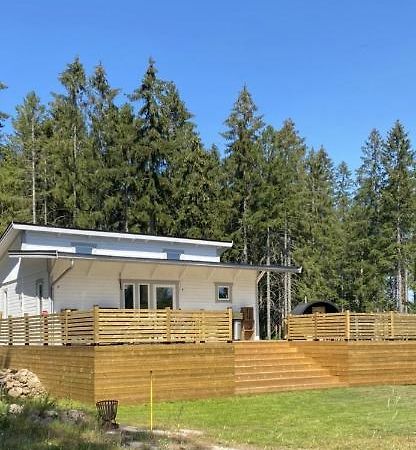 Stuga Pa Oe / Naerhet Till Vatten Mariestad Exterior foto