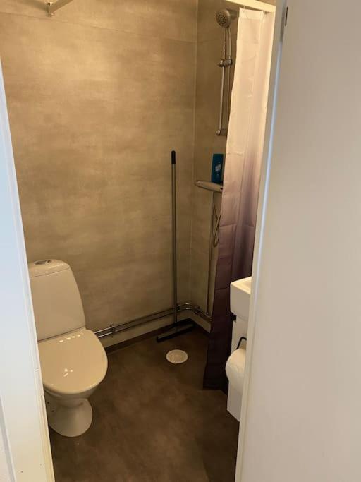 Stuga Pa Oe / Naerhet Till Vatten Mariestad Exterior foto