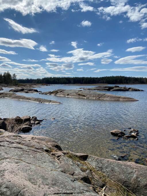 Stuga Pa Oe / Naerhet Till Vatten Mariestad Exterior foto